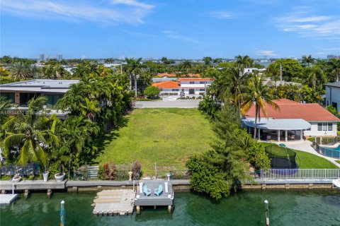 House in Bay Harbor Islands, Florida 6 bedrooms, 666.95 sq.m. № 1874825 - photo 9