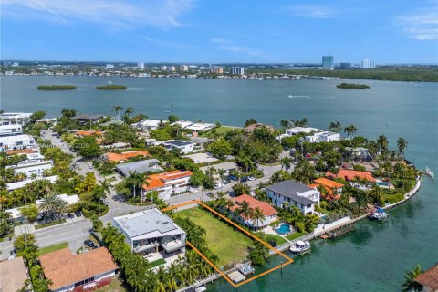 House in Bay Harbor Islands, Florida 6 bedrooms, 666.95 sq.m. № 1874825 - photo 14