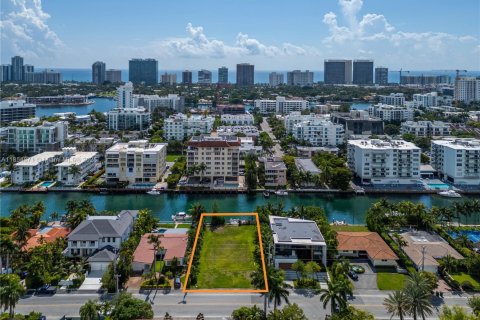House in Bay Harbor Islands, Florida 6 bedrooms, 666.95 sq.m. № 1874825 - photo 12