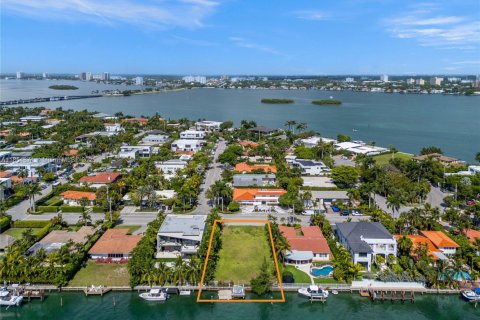 House in Bay Harbor Islands, Florida 6 bedrooms, 666.95 sq.m. № 1874825 - photo 1