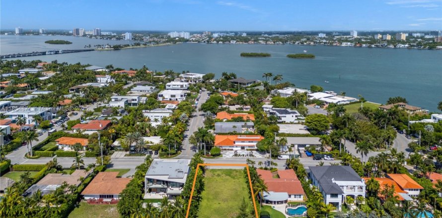 House in Bay Harbor Islands, Florida 6 bedrooms, 666.95 sq.m. № 1874825