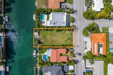 House in Bay Harbor Islands, Florida 6 bedrooms, 666.95 sq.m. № 1874825 - photo 11