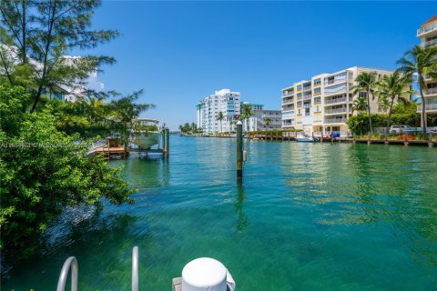 House in Bay Harbor Islands, Florida 6 bedrooms, 666.95 sq.m. № 1874825 - photo 2