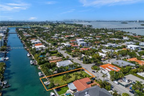 House in Bay Harbor Islands, Florida 6 bedrooms, 666.95 sq.m. № 1874825 - photo 13