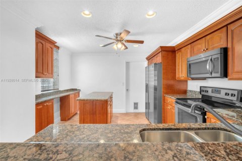 Снять в аренду таунхаус в Уэстон, Флорида 3 спальни, 135.27м2, № 1988181 - фото 11