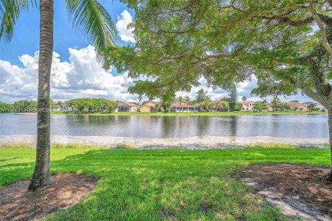 Снять в аренду таунхаус в Уэстон, Флорида 3 спальни, 135.27м2, № 1988181 - фото 4