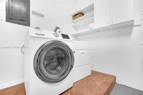 Снять в аренду таунхаус в Уэстон, Флорида 3 спальни, 135.27м2, № 1988181 - фото 21