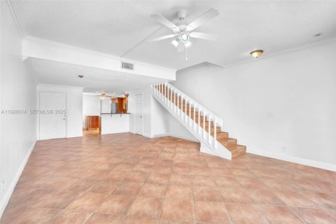 Снять в аренду таунхаус в Уэстон, Флорида 3 спальни, 135.27м2, № 1988181 - фото 8