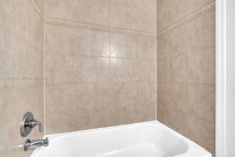 Снять в аренду таунхаус в Уэстон, Флорида 3 спальни, 135.27м2, № 1988181 - фото 20