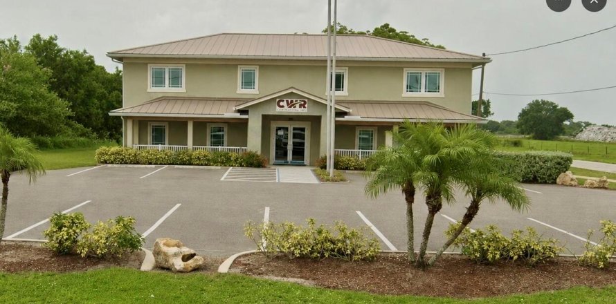 Commercial property in Okeechobee, Florida № 2083573