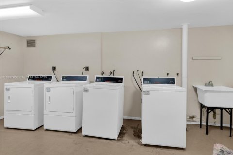Condo in Miami, Florida, 1 bedroom  № 1990487 - photo 5