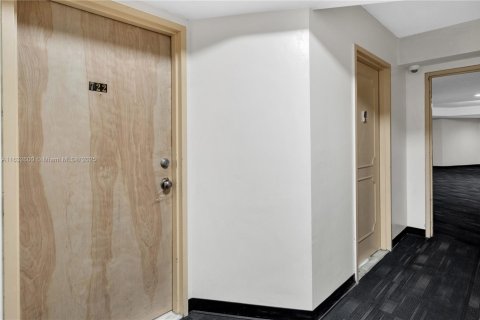 Condo in Miami, Florida, 1 bedroom  № 1990487 - photo 6