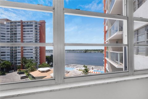Condo in Miami, Florida, 1 bedroom  № 1990487 - photo 9