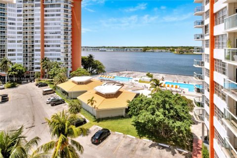 Condo in Miami, Florida, 1 bedroom  № 1990487 - photo 12