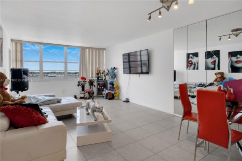 Condo in Miami, Florida, 1 bedroom  № 1990487 - photo 7