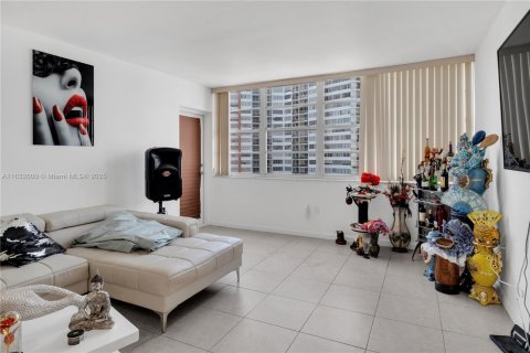 Condo in Miami, Florida, 1 bedroom  № 1990487 - photo 8