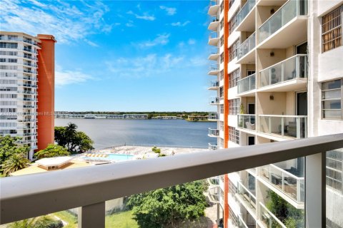 Condo in Miami, Florida, 1 bedroom  № 1990487 - photo 11