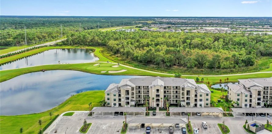 Condo in Lakewood Ranch, Florida, 3 bedrooms in LAKEWOOD NATIONAL  № 2205116