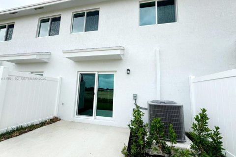 Townhouse in Florida City, Florida 3 bedrooms, 133.78 sq.m. № 2007214 - photo 26