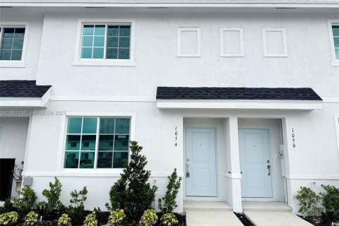 Townhouse in Florida City, Florida 3 bedrooms, 133.78 sq.m. № 2007214 - photo 2