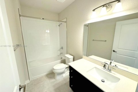 Townhouse in Florida City, Florida 3 bedrooms, 133.78 sq.m. № 2007214 - photo 8