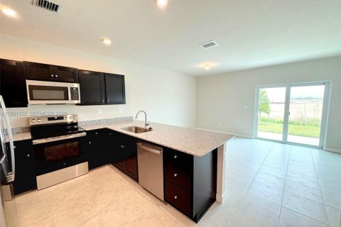 Townhouse in Florida City, Florida 3 bedrooms, 133.78 sq.m. № 2007214 - photo 3