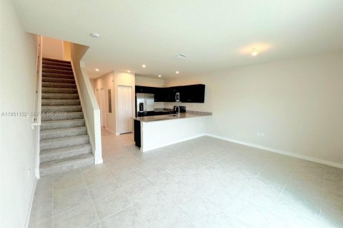 Townhouse in Florida City, Florida 3 bedrooms, 133.78 sq.m. № 2007214 - photo 5