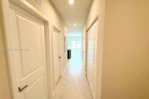 Townhouse in Florida City, Florida 3 bedrooms, 133.78 sq.m. № 2007214 - photo 10