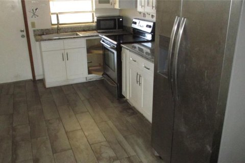 Townhouse in Tampa, Florida 3 bedrooms, 120.96 sq.m. № 1570617 - photo 3