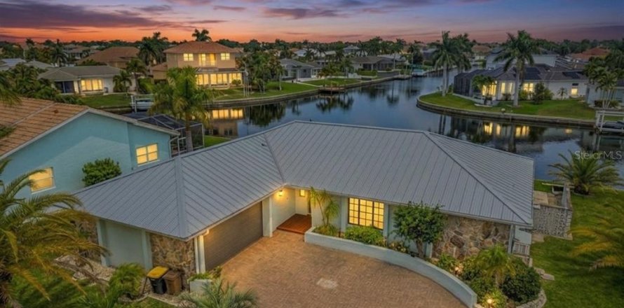 Casa en Punta Gorda, Florida 3 dormitorios, 170.01 m2 № 2235581
