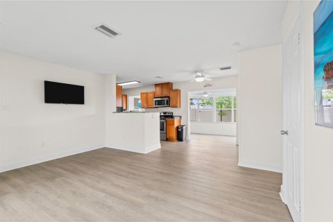 Casa en venta en Port Charlotte, Florida, 2 dormitorios, 78.41 m2 № 1903859 - foto 11