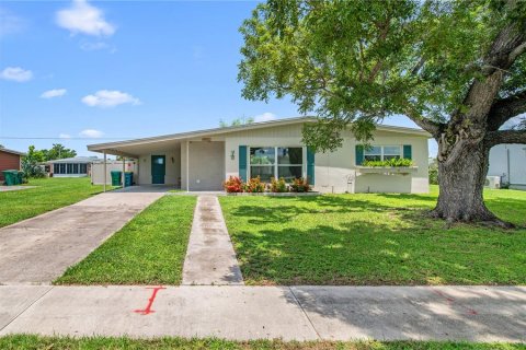 Casa en venta en Port Charlotte, Florida, 2 dormitorios, 78.41 m2 № 1903859 - foto 1