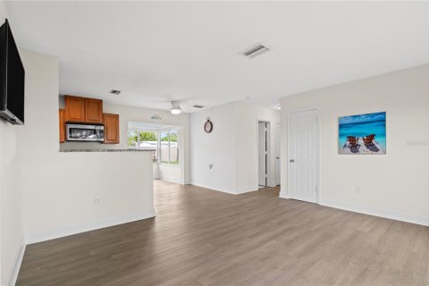 Casa en venta en Port Charlotte, Florida, 2 dormitorios, 78.41 m2 № 1903859 - foto 12