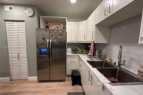 Condominio en venta en Pembroke Park, Florida, 3 dormitorios, 79.9 m2 № 1965023 - foto 5