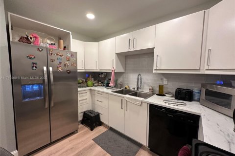 Condominio en venta en Pembroke Park, Florida, 3 dormitorios, 79.9 m2 № 1965023 - foto 4