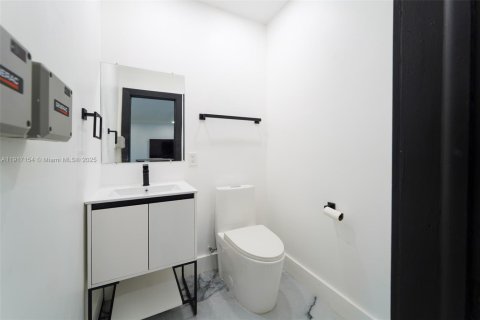 Villa ou maison à vendre à Miami, Floride: 4 chambres, 241.17 m2 № 1972095 - photo 16