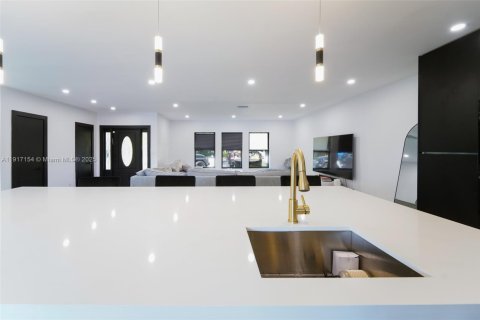 Villa ou maison à vendre à Miami, Floride: 4 chambres, 241.17 m2 № 1972095 - photo 7