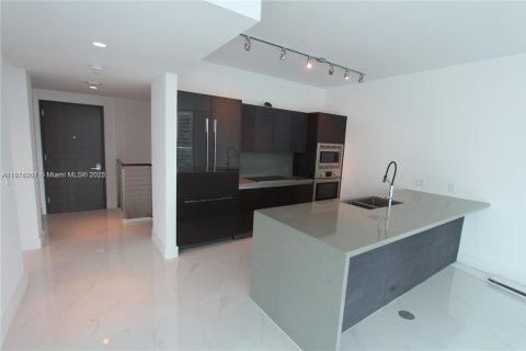 Condominio en venta en Miami, Florida, 3 dormitorios, 207.73 m2 № 1874414 - foto 2