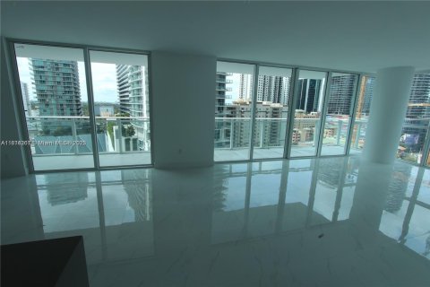 Condominio en venta en Miami, Florida, 3 dormitorios, 207.73 m2 № 1874414 - foto 28