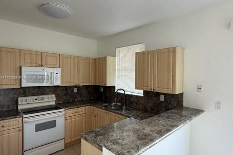 Снять в аренду таунхаус в Хомстед, Флорида 3 спальни, 120.96м2, № 1706372 - фото 7