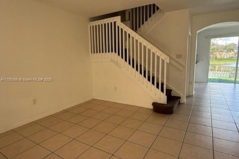 Снять в аренду таунхаус в Хомстед, Флорида 3 спальни, 120.96м2, № 1706372 - фото 4