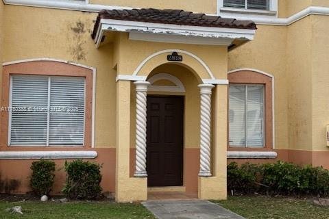 Снять в аренду таунхаус в Хомстед, Флорида 3 спальни, 120.96м2, № 1706372 - фото 1