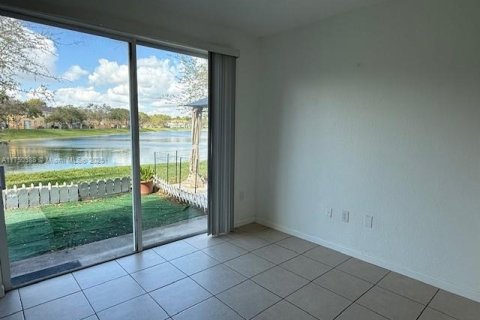 Снять в аренду таунхаус в Хомстед, Флорида 3 спальни, 120.96м2, № 1706372 - фото 5