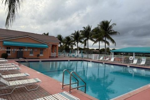 Снять в аренду таунхаус в Хомстед, Флорида 3 спальни, 120.96м2, № 1706372 - фото 20