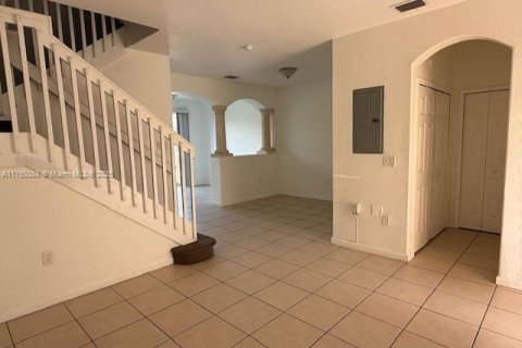 Снять в аренду таунхаус в Хомстед, Флорида 3 спальни, 120.96м2, № 1706372 - фото 3