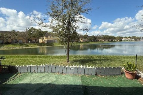 Снять в аренду таунхаус в Хомстед, Флорида 3 спальни, 120.96м2, № 1706372 - фото 11