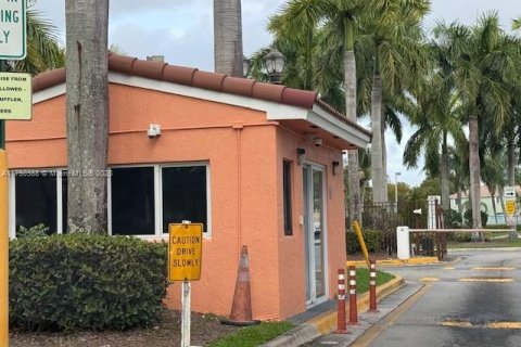 Снять в аренду таунхаус в Хомстед, Флорида 3 спальни, 120.96м2, № 1706372 - фото 21