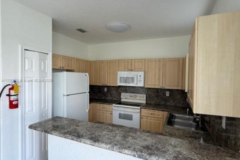 Снять в аренду таунхаус в Хомстед, Флорида 3 спальни, 120.96м2, № 1706372 - фото 6