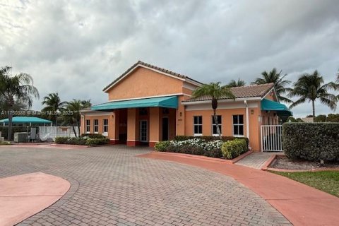 Снять в аренду таунхаус в Хомстед, Флорида 3 спальни, 120.96м2, № 1706372 - фото 14