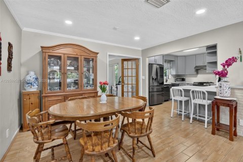 House in Hollywood, Florida 3 bedrooms, 130.81 sq.m. № 2169344 - photo 6